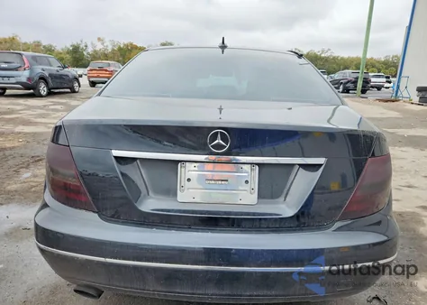 2013 Mercedes-Benz C 250 z USA, uszkodzony, nr VIN WDDGF4HB9DR245526